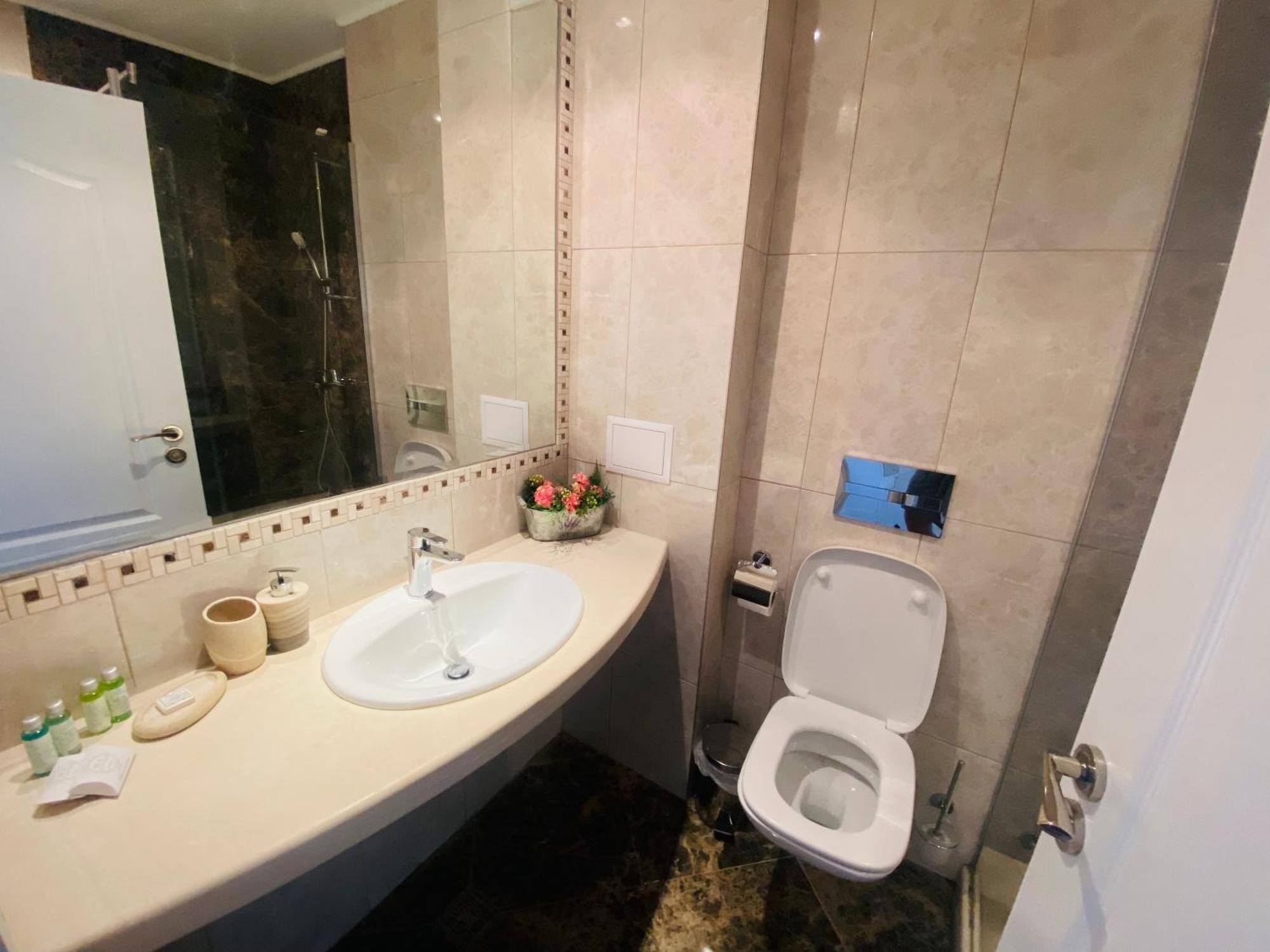 1Bd Ap In La Mer Complex Private Beach And Pool Golden Sands Exterior foto